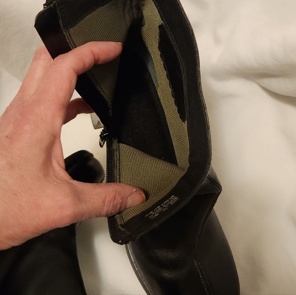 CLARKS Black and Pink Leather Zip up booties Sz 8 - Picture 9 of 10